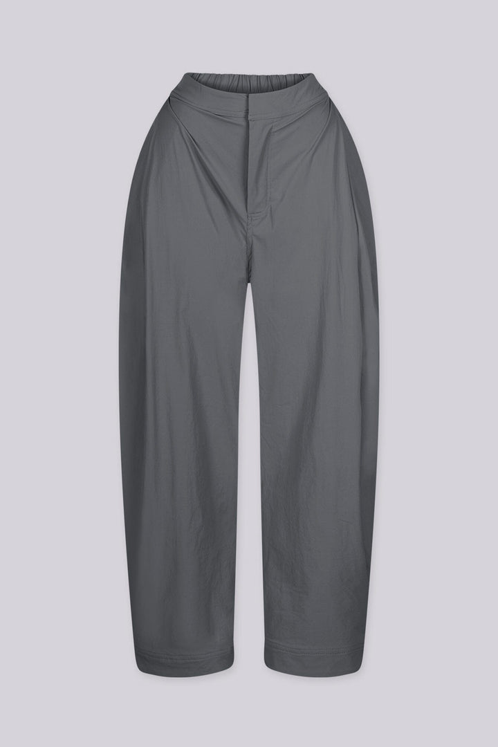 High waisted balloon shape cropped pants featuring tapered ankle cuffs with a snap button closured hem