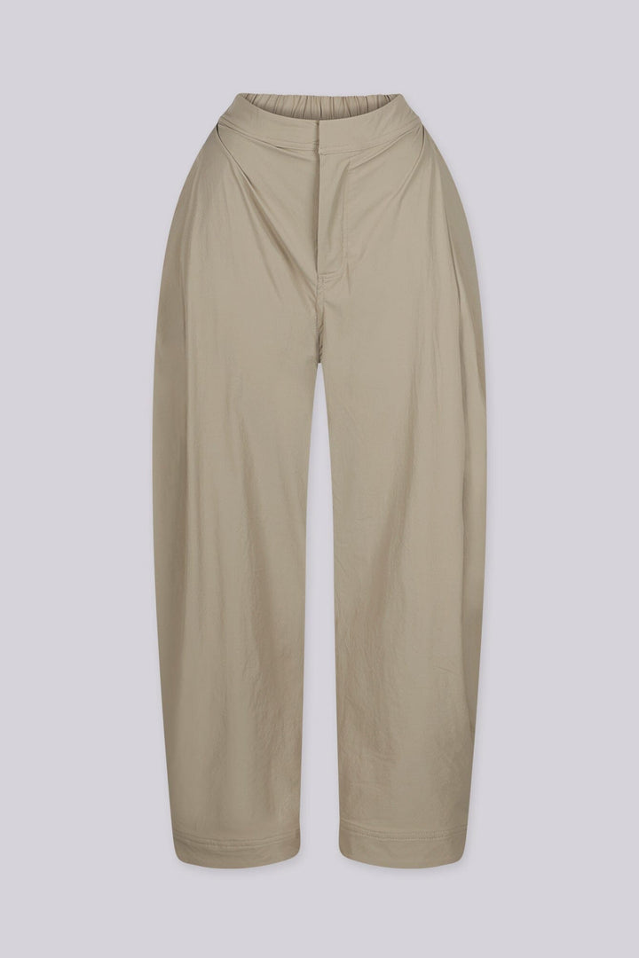 High waisted balloon shape cropped pants featuring tapered ankle cuffs with a snap button closured hem