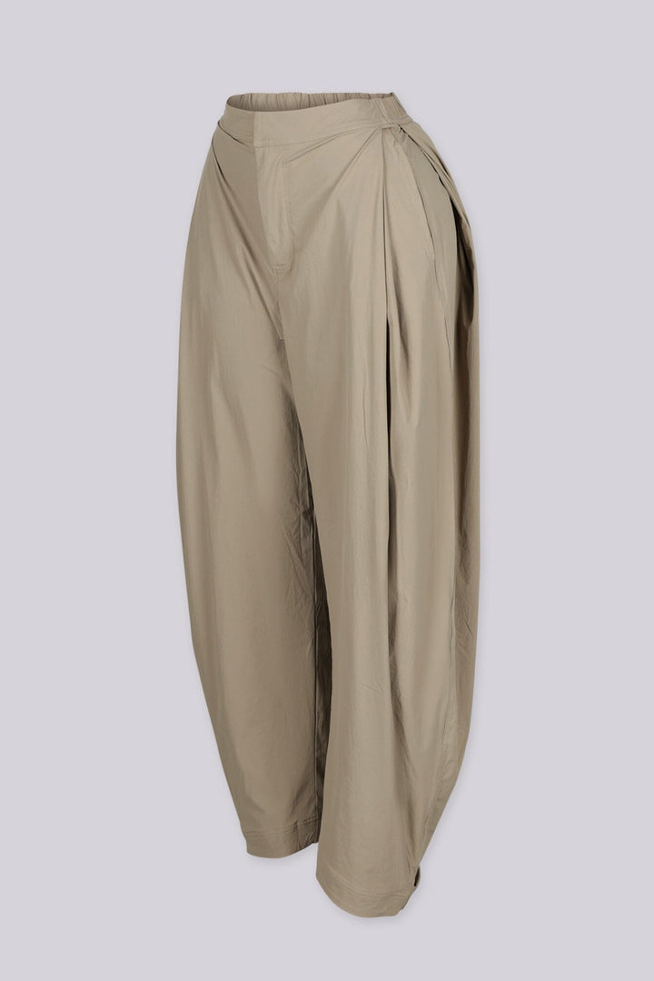 High waisted balloon shape cropped pants featuring tapered ankle cuffs with a snap button closured hem