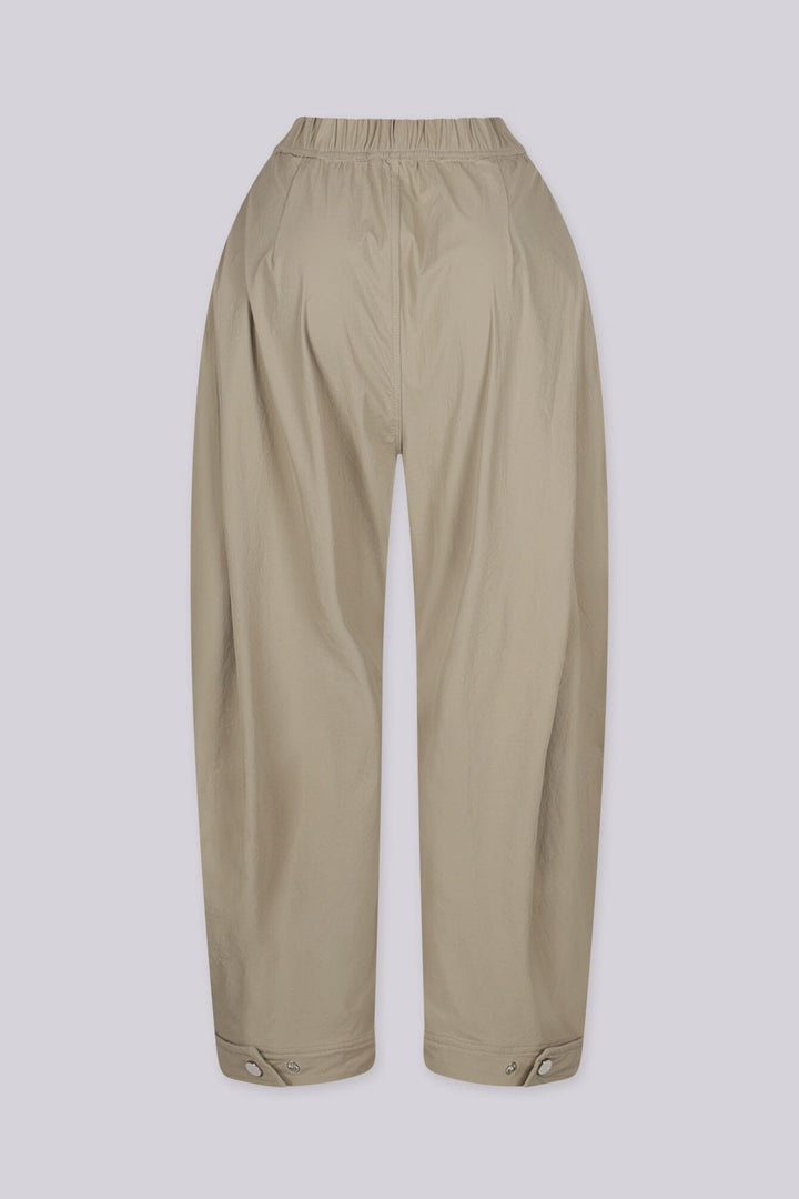 High waisted balloon shape cropped pants featuring tapered ankle cuffs with a snap button closured hem