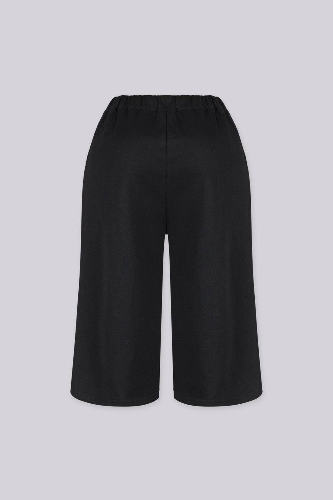 Relaxed fit longline Bermuda style sweat shorts
Functional side pockets and standout oversized silver metal grommets