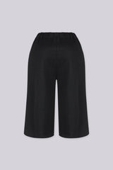 Relaxed fit longline Bermuda style sweat shorts
Functional side pockets and standout oversized silver metal grommets