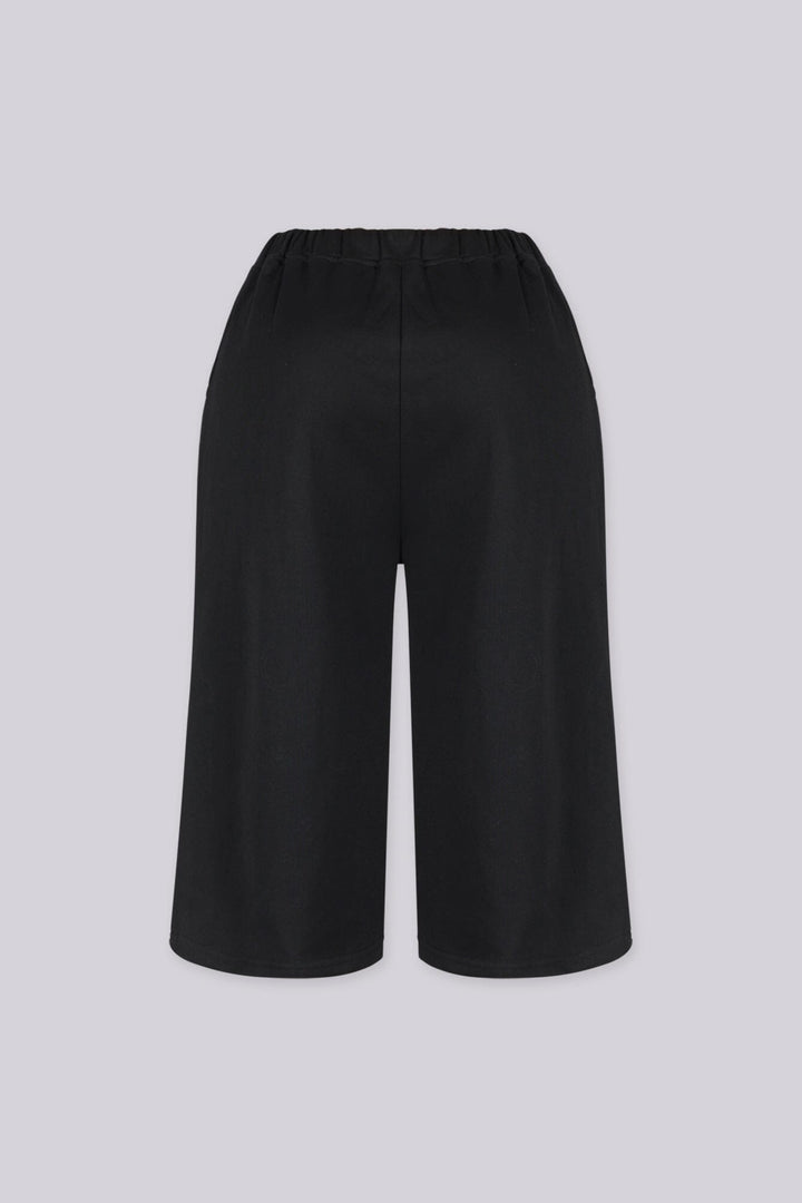 Relaxed fit longline Bermuda style sweat shorts
Functional side pockets and standout oversized silver metal grommets