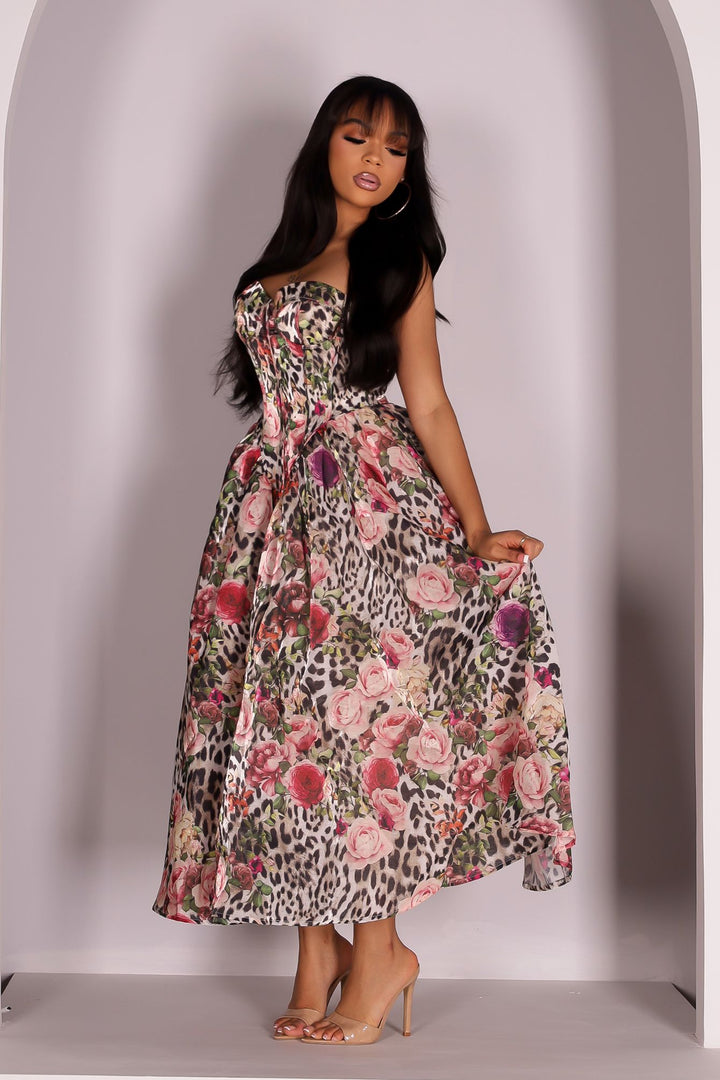Organza corset top maxi dress with leopard floral golden print
Voluminous skirt with built in tulle mesh