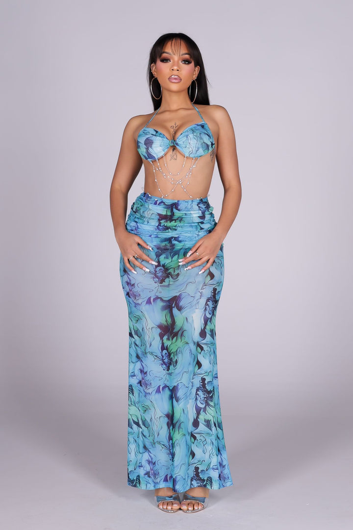 Halter bra top maxi dress with an open-back design
Mesh marble print with long shirring detail
Pearl chain detail at the front