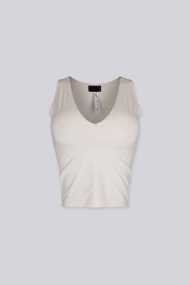 Sleeveless V-neck seamless top
Minimal back design with a softly tailored and contour fit