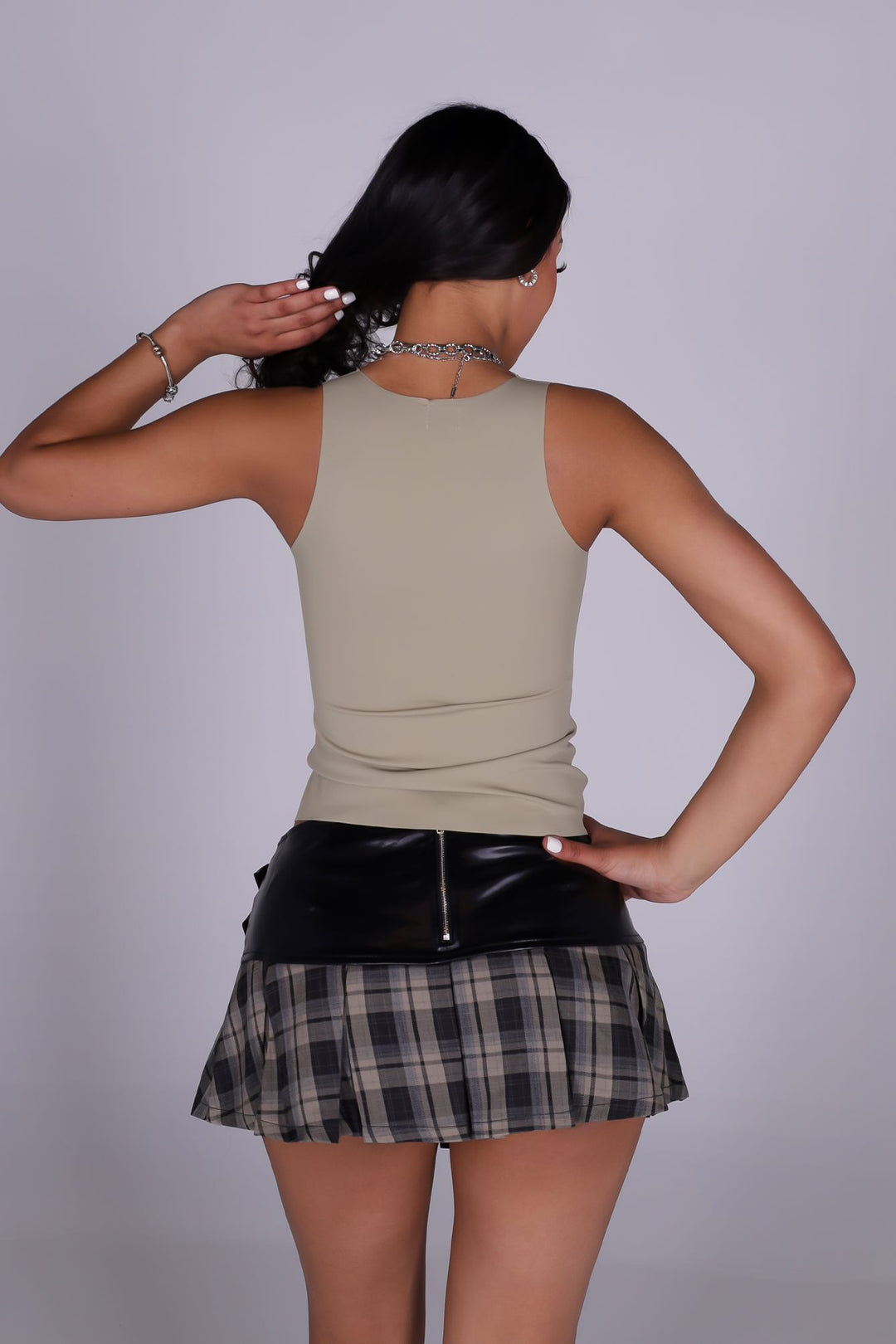 Sleeveless V-neck seamless top
Minimal back design with a softly tailored and contour fit