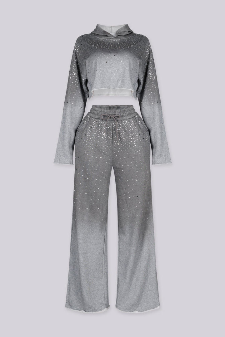 Cropped long sleeves hoodie with raw edge hem
Matching wide leg pants with elastic drawstring waistband, side pockets and raw edge hem