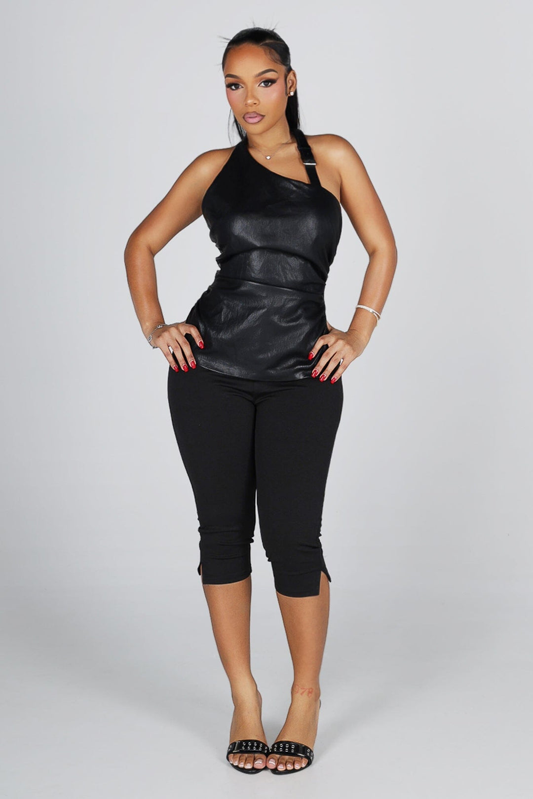 High waisted tailored capri pants with tapered leg