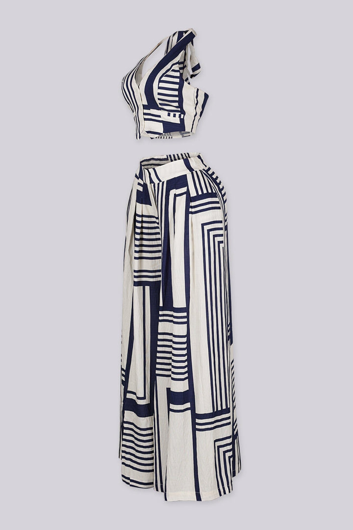 Halter neck cropped vest top with deep V front and open back tie neck detail
High waisted wide leg pants featuring deep front pleats with wide elastic waistband