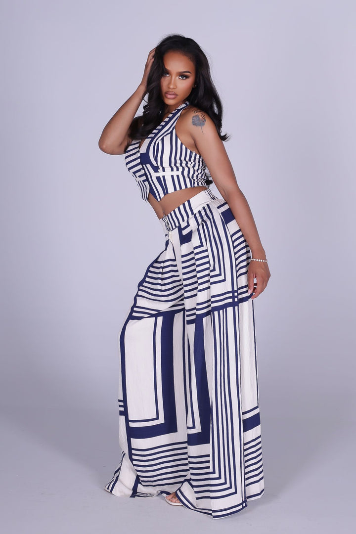 Halter neck cropped vest top with deep V front and open back tie neck detail
High waisted wide leg pants featuring deep front pleats with wide elastic waistband