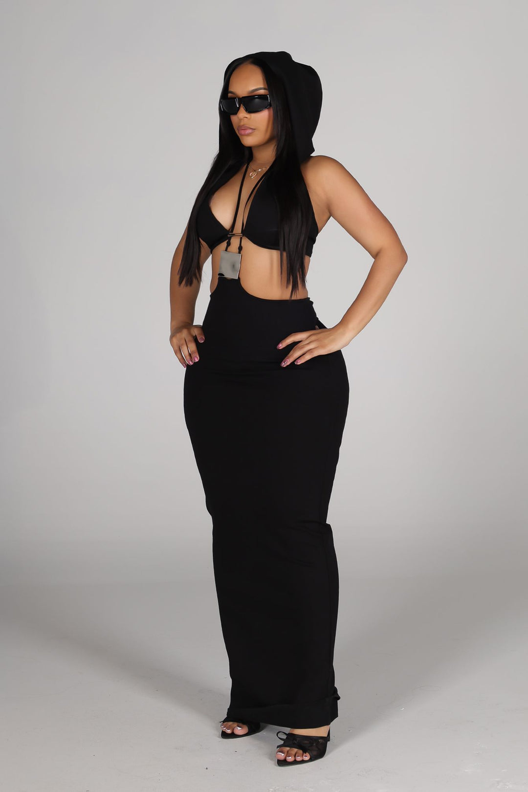 Cutout halter maxi dress with adjustable hoodie top
Statement square metal plate detail at the front
Open back design with slim body skimming silhouette